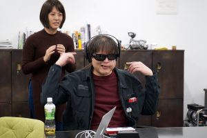 メンバーの加藤の背後で田中が手を叩き、加藤が位置を聞き取る実験。