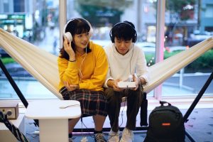 ハンモックで横に並び、プレイする男性の音を女性が隣で聴く。